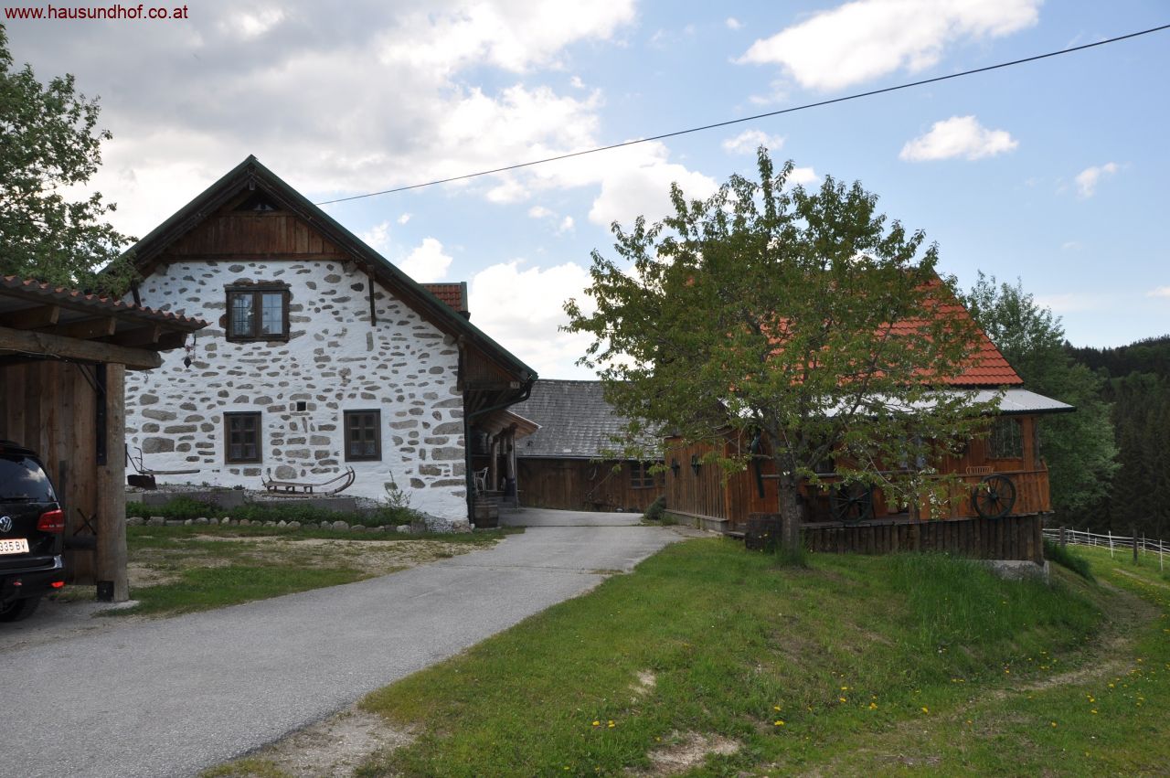 Langschlag: Charme ohne Ende - Zufahrt endet beim Hof -  4,7 ha arrondierter Grund 