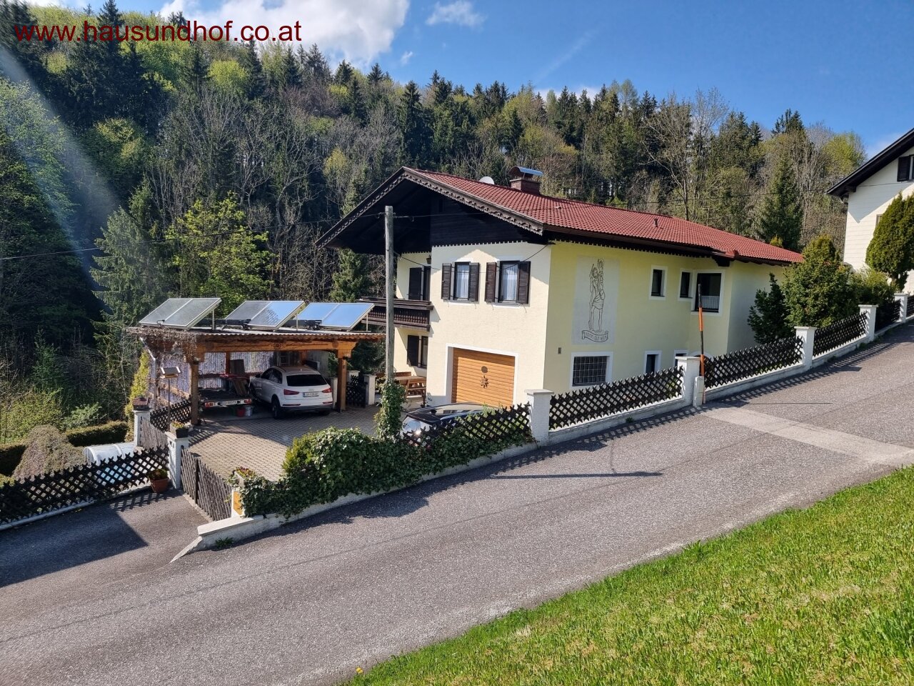 Kirchschlag bei Linz: Vollunterkellertes Einfamilienhaus mit Einliegerwohnung und Pool 