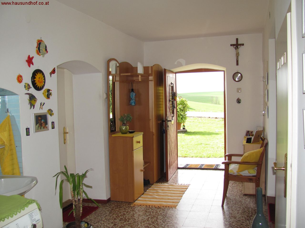 Früher Sacherl, heute wertbeständiges Granithaus mit Wirtschaftsgebäude