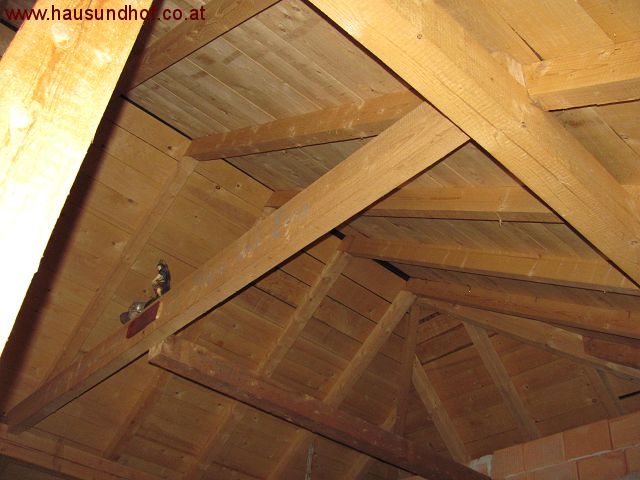 Früher Sacherl, heute wertbeständiges Granithaus mit Wirtschaftsgebäude