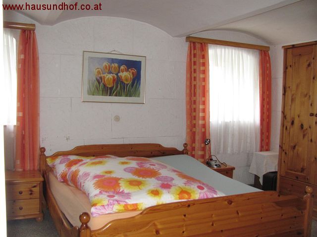 Früher Sacherl, heute wertbeständiges Granithaus mit Wirtschaftsgebäude