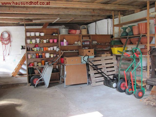 Früher Sacherl, heute wertbeständiges Granithaus mit Wirtschaftsgebäude