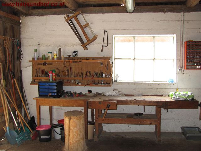 Früher Sacherl, heute wertbeständiges Granithaus mit Wirtschaftsgebäude