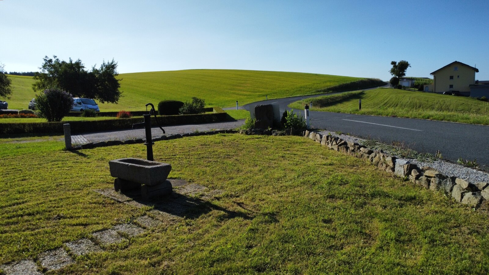 Früher Sacherl, heute wertbeständiges Granithaus mit Wirtschaftsgebäude