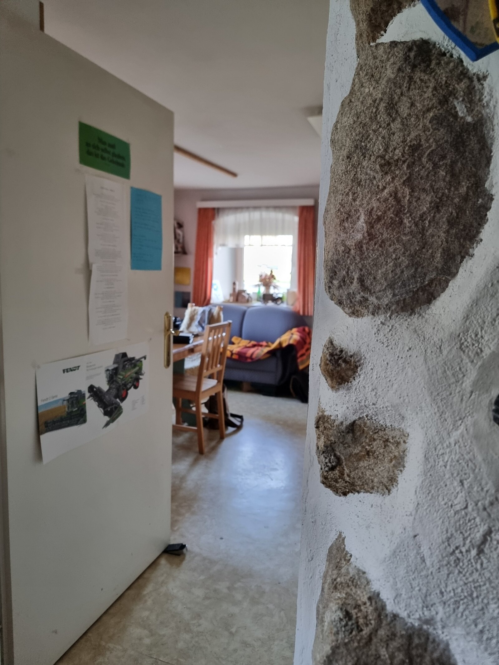 Früher Sacherl, heute wertbeständiges Granithaus mit Wirtschaftsgebäude