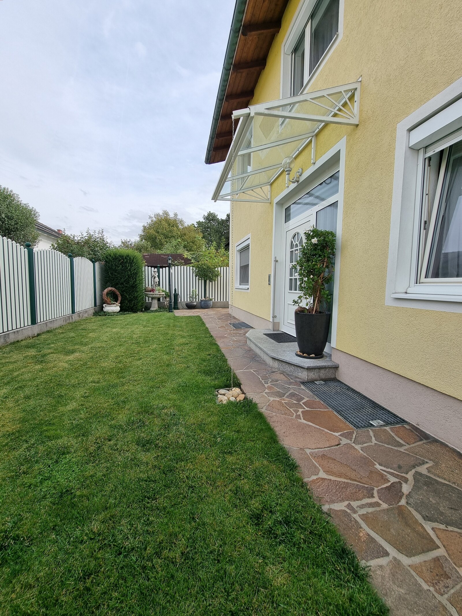 Gepflegtes Ein-/Zweifamilienhaus mit Pool und eigenem Brunnen in Traun