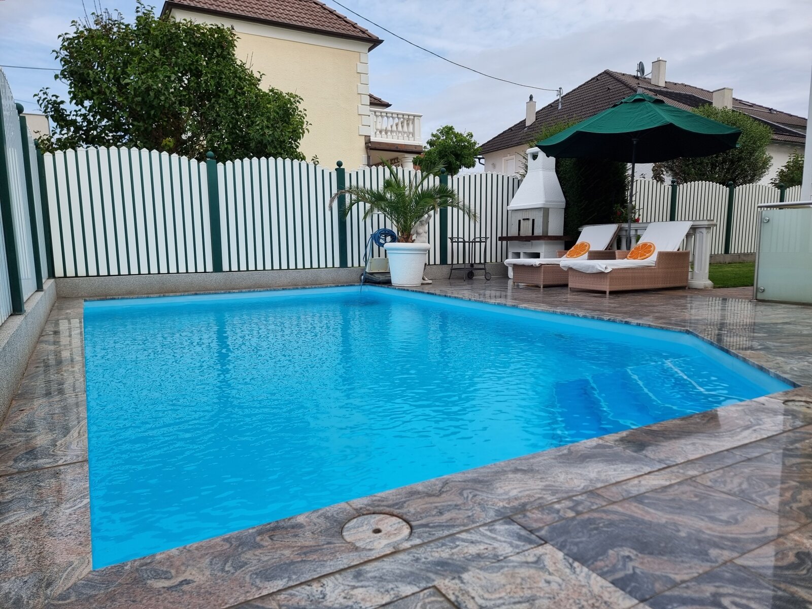 Gepflegtes Ein-/Zweifamilienhaus mit Pool und eigenem Brunnen in Traun