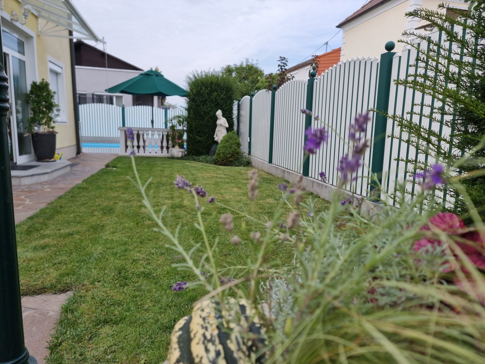 Gepflegtes Ein-/Zweifamilienhaus mit Pool und eigenem Brunnen in Traun
