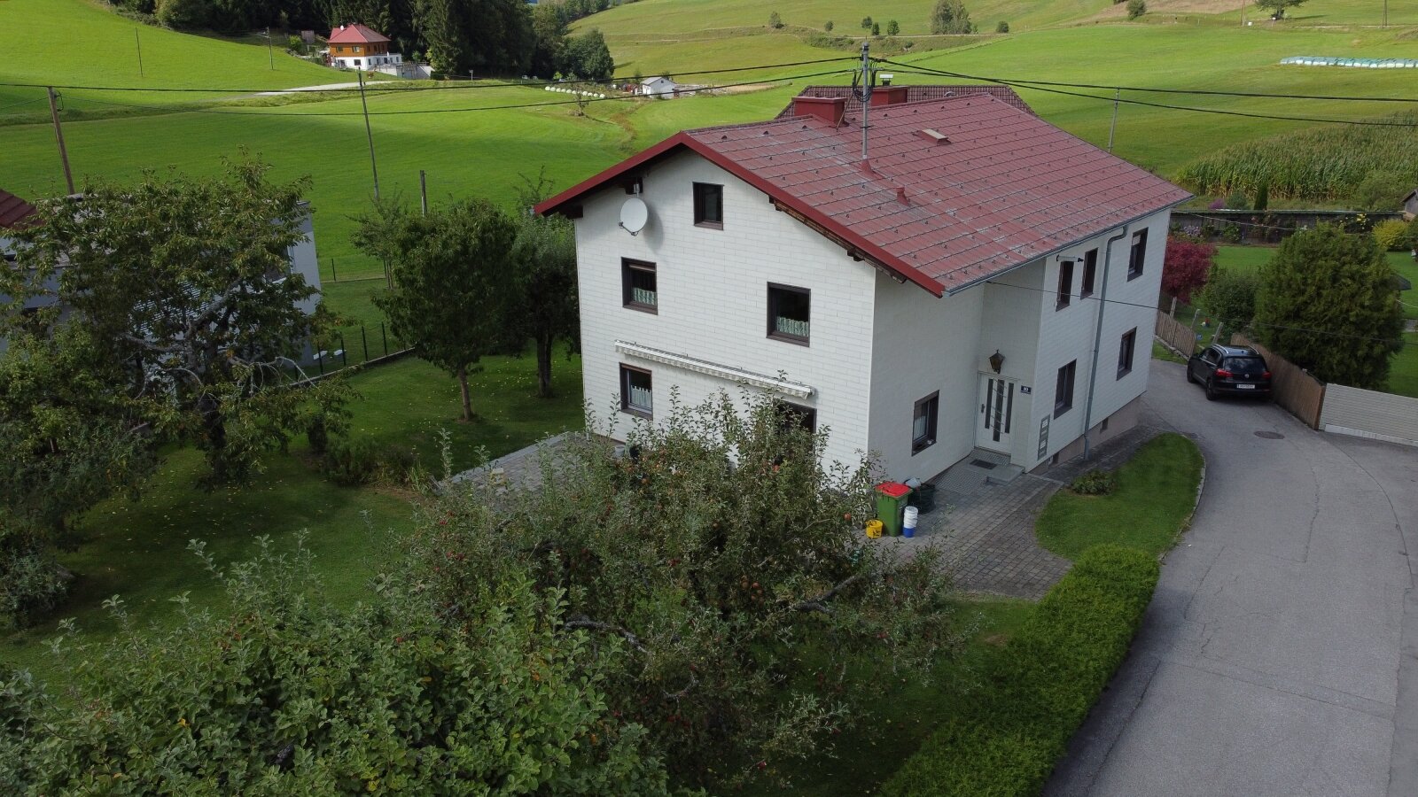 Ein- oder Zweifamilienhaus auf großem Grundstück am Stadtrand von Rohrbach-Berg mit Doppelgarage und altem Obstbaumbestand“