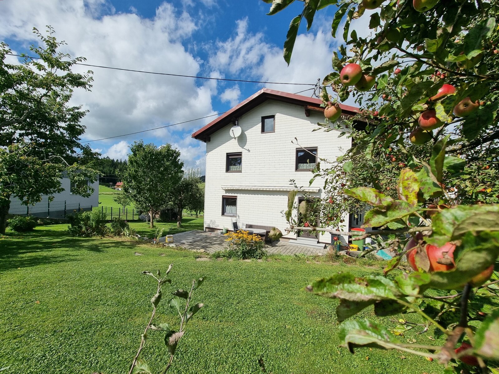 Ein- oder Zweifamilienhaus auf großem Grundstück am Stadtrand von Rohrbach-Berg mit Doppelgarage und altem Obstbaumbestand“