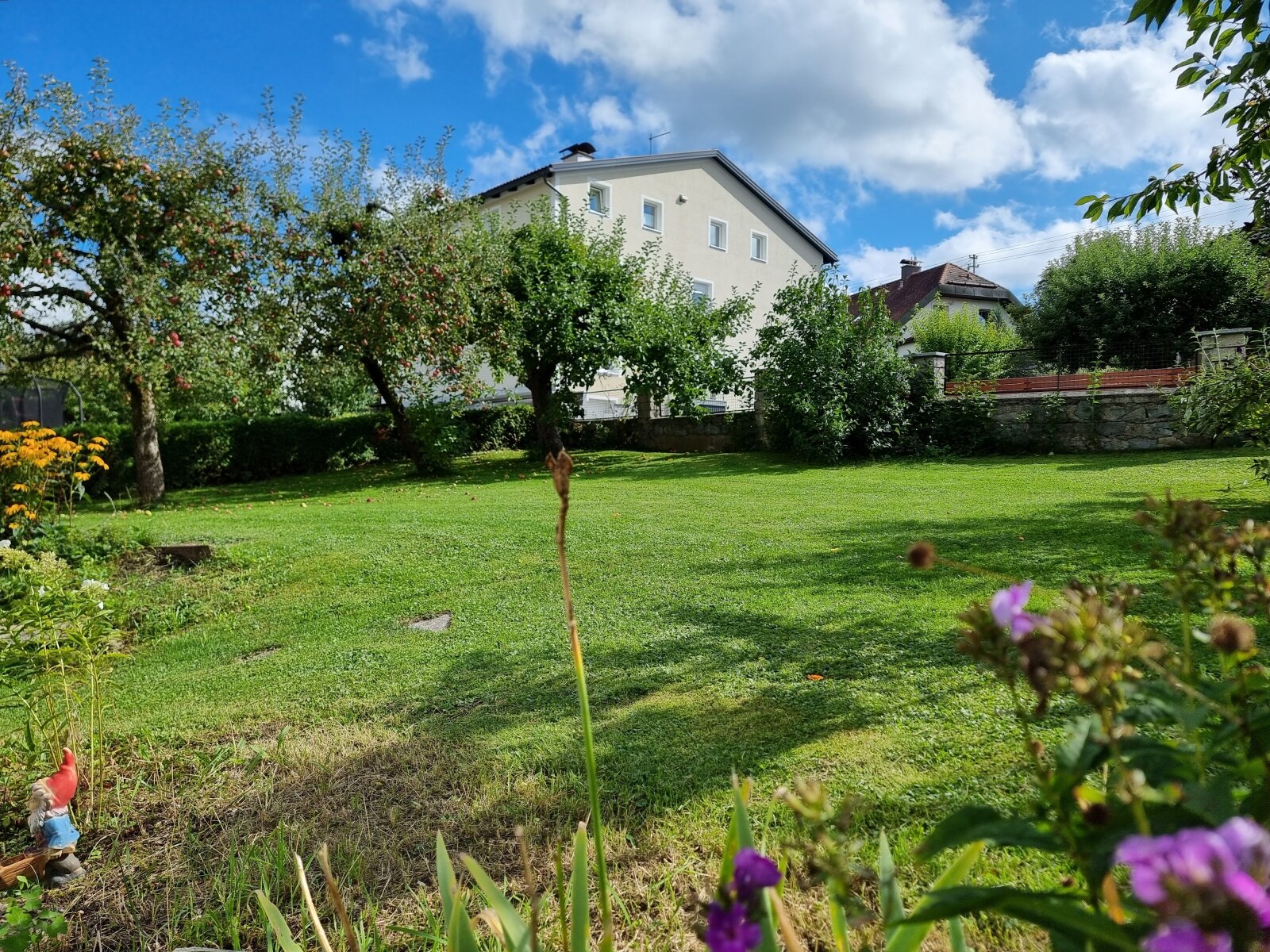 Ein- oder Zweifamilienhaus auf großem Grundstück am Stadtrand von Rohrbach-Berg mit Doppelgarage und altem Obstbaumbestand“