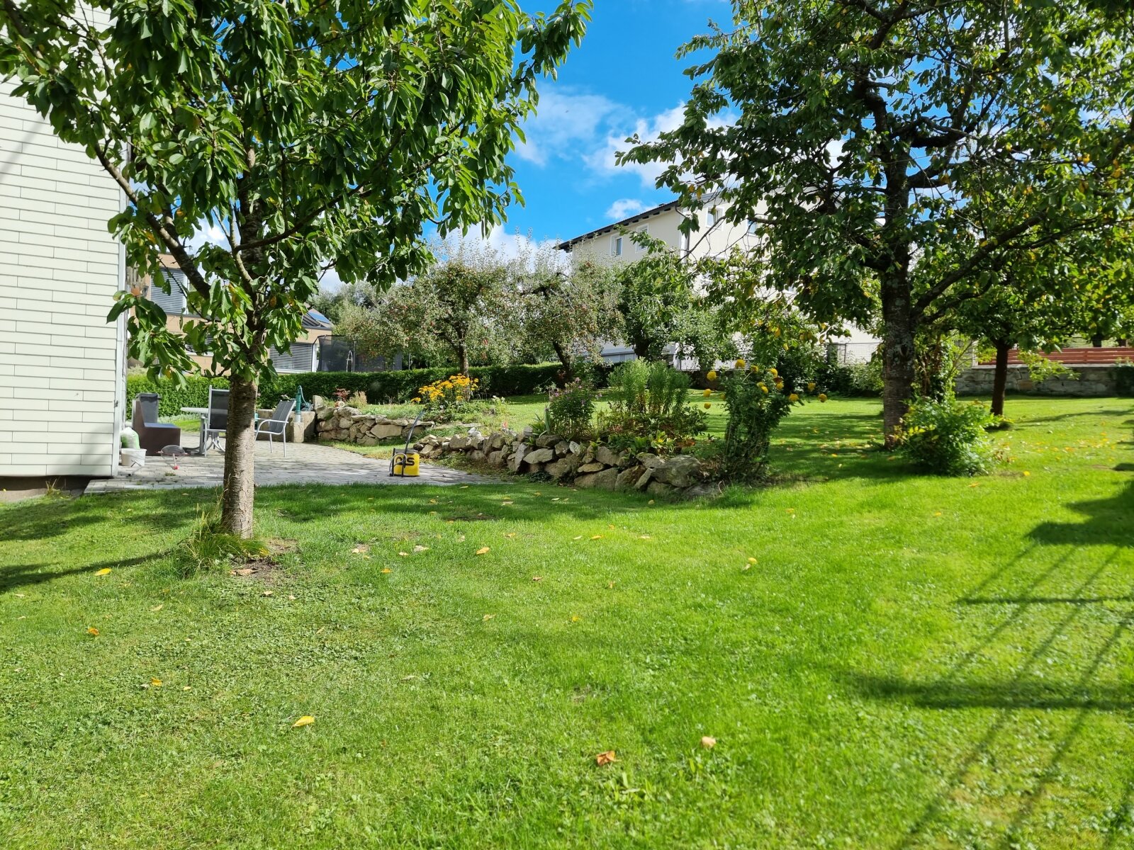 Ein- oder Zweifamilienhaus auf großem Grundstück am Stadtrand von Rohrbach-Berg mit Doppelgarage und altem Obstbaumbestand“