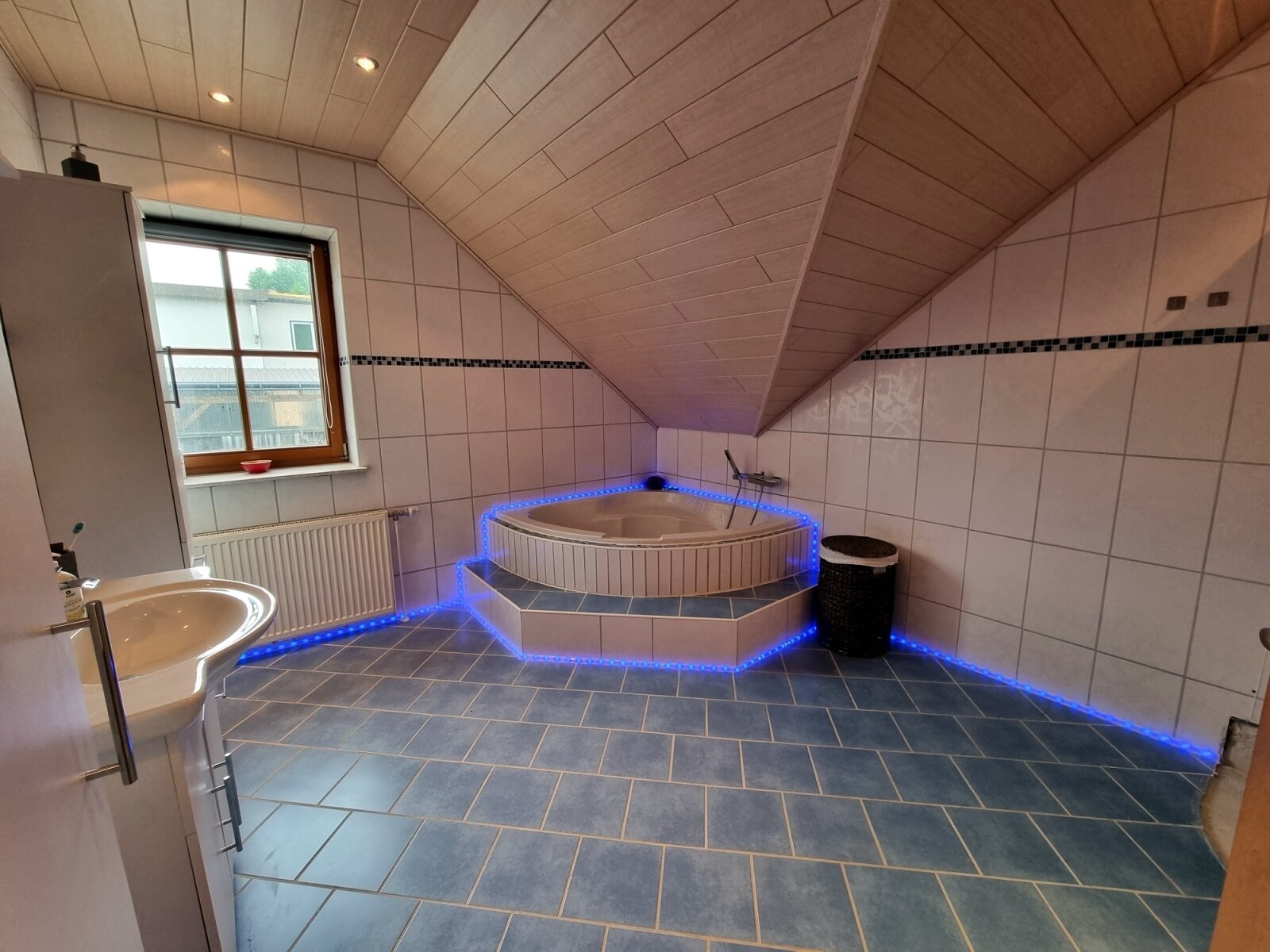 Platz für die große Familie: 5 Schlafzimmer, 3 Garagen