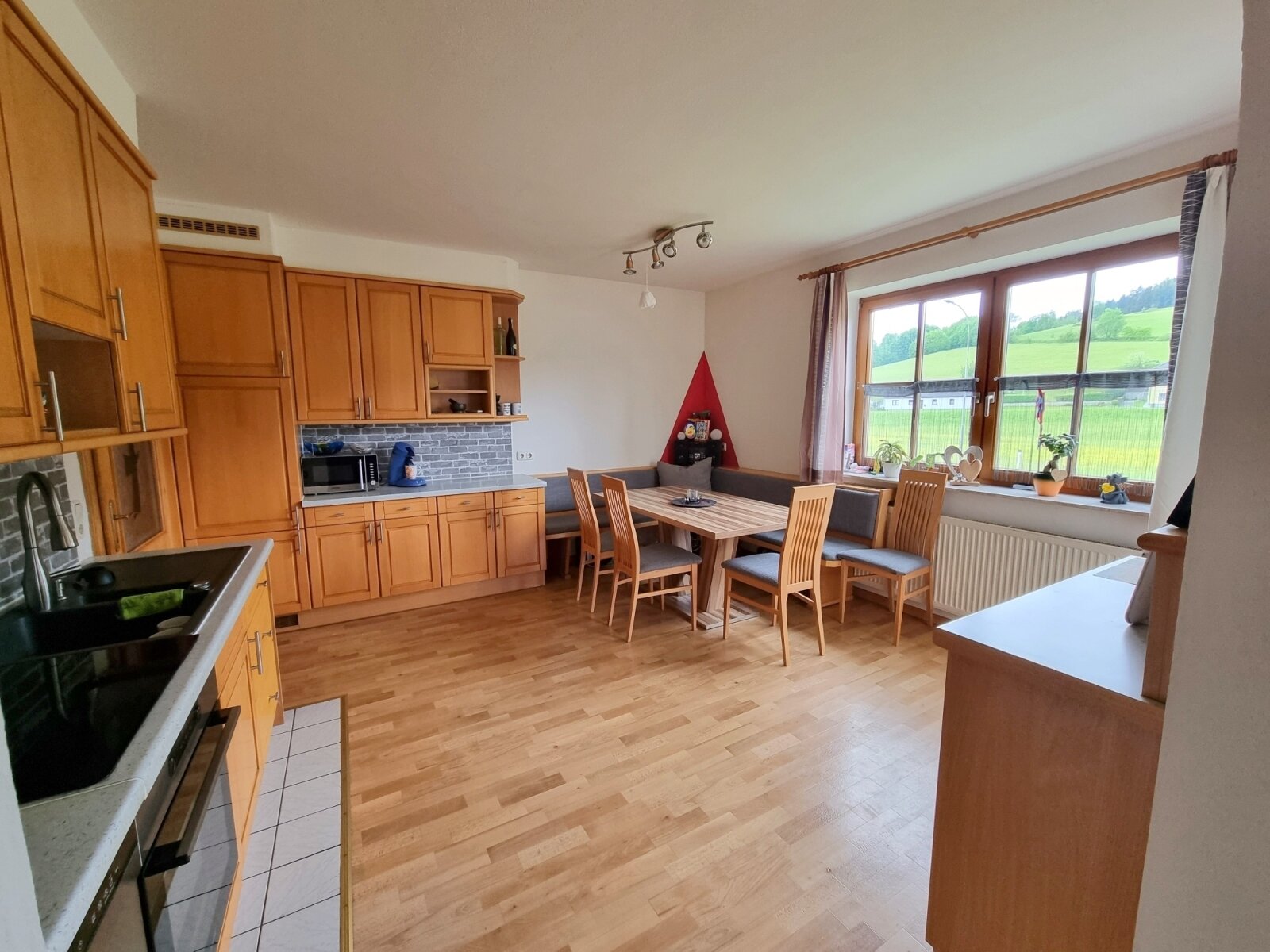 Platz für die große Familie: 5 Schlafzimmer, 3 Garagen