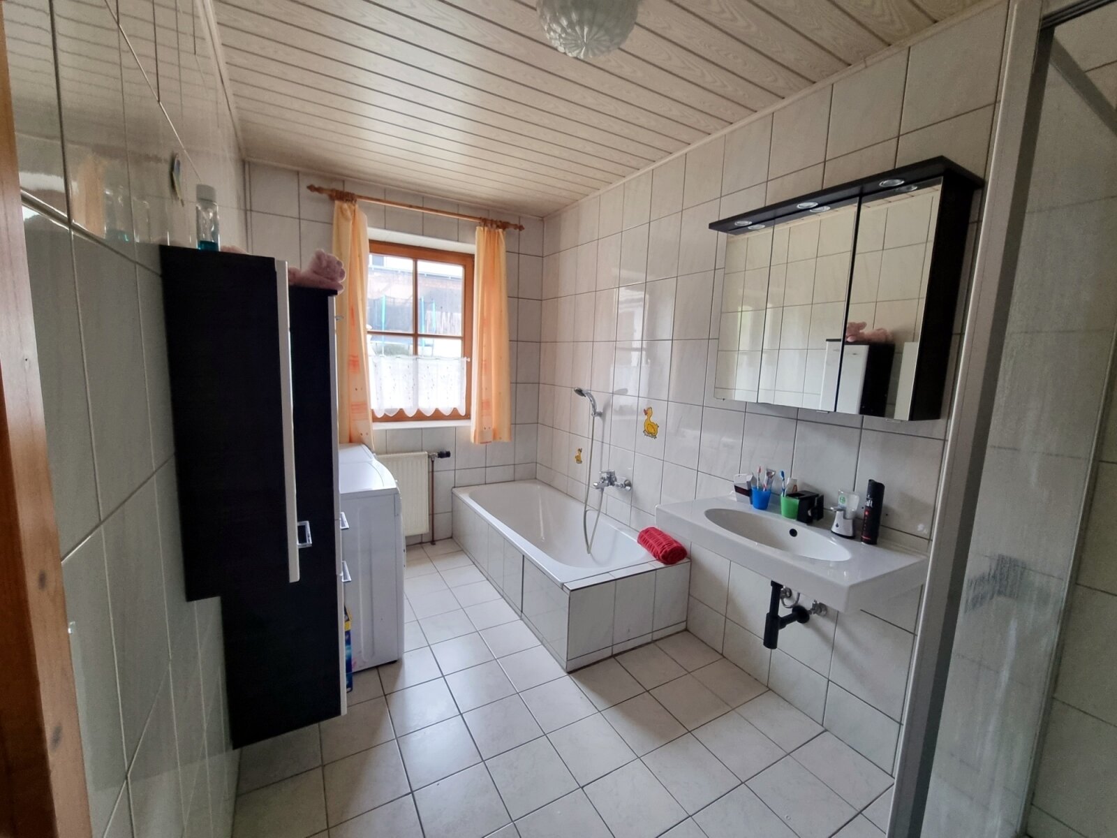 Platz für die große Familie: 5 Schlafzimmer, 3 Garagen