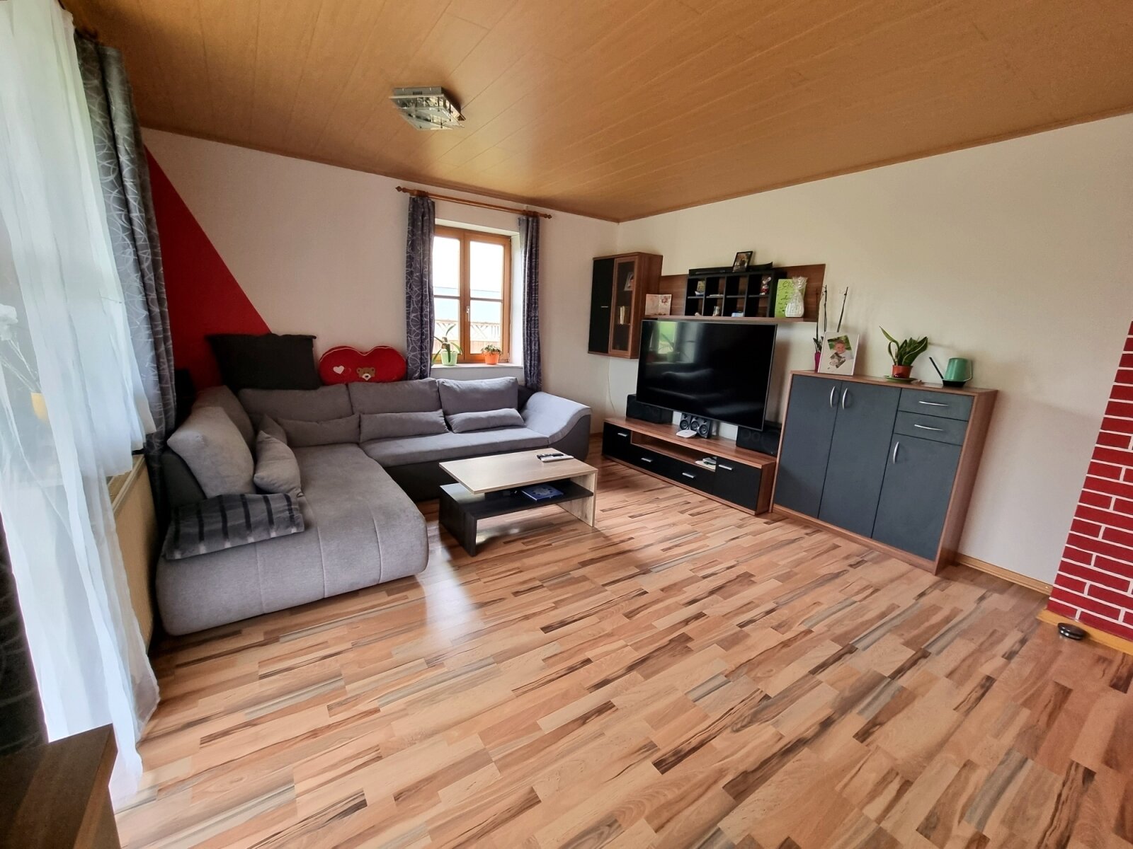 Platz für die große Familie: 5 Schlafzimmer, 3 Garagen