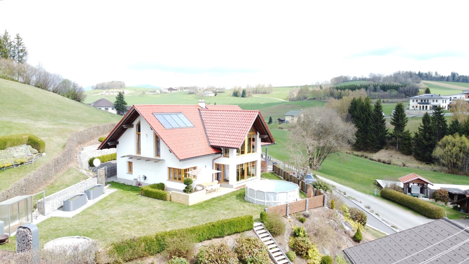Architektur zum Wohlfühlen – Zuhause mit Galerie, großen Fensterflächen und Weitblick – Nähe Bayern