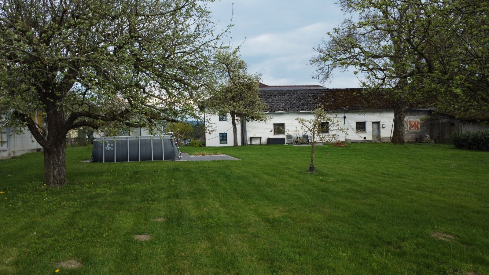 Ehemalige Hofstelle mit Gewerbe – erweiterbar um ca. 5 ha landwirtschaftlichen Grund & Wald