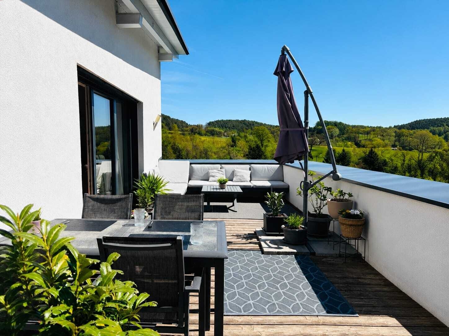 Moderne Architektur am Ende einer Sackgasse mit Grünblick nahe Schloss Riedegg