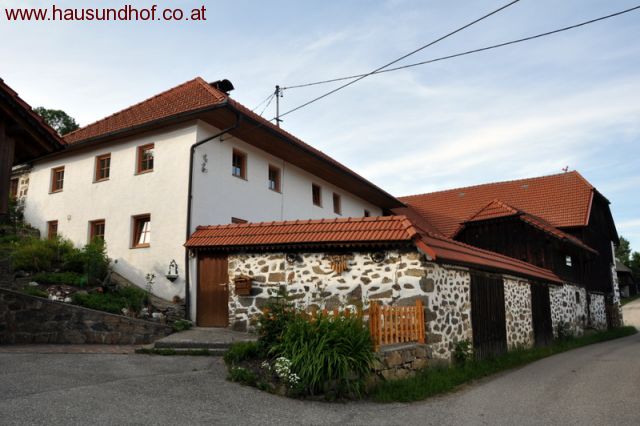 Hirschbach im Mühlkreis: Mühlviertler Bauernhof mit 17 ha Grund für Tierliebhaber 