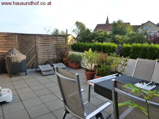 Ried in der Riedmark: Terrassenwohnung mit Hauscharakter im Zentrum 