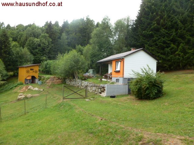 Helfenberg: 4550 m² Baugrund mit Ferienhaus, Stallgebäude und Garage. 