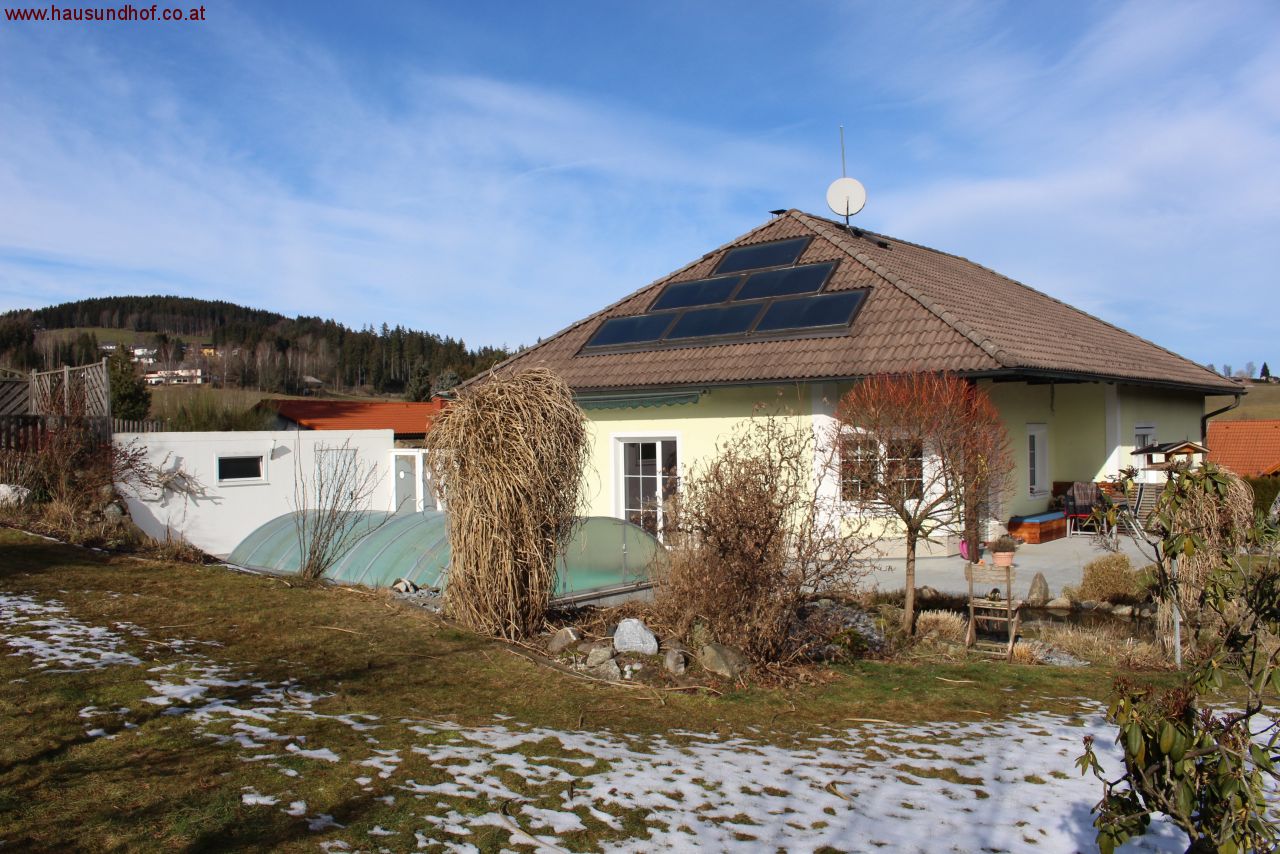 Zwettl an der Rodl: Vollunterkellerter Bungalow 20 km von Linz mit Pool in Siedlungsrandlage 
