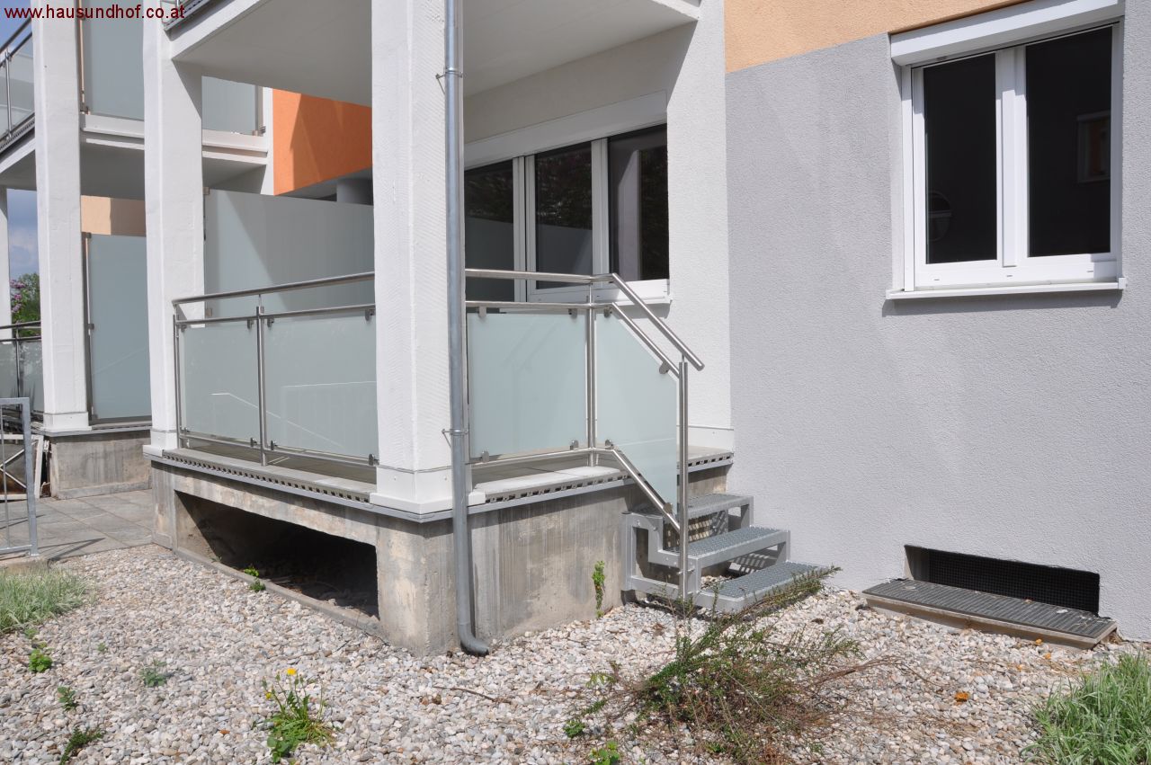 St. Georgen an der Gusen: Hochparterre-Wohnung mit Eigengarten und zwei Loggien 