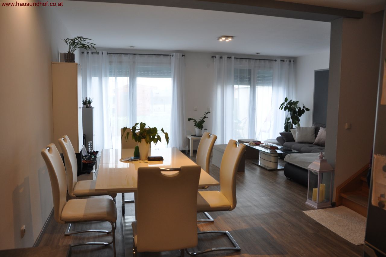 Pucking: Junges Niedrigstenergiehaus mit minimalen Energie- und Betriebskosten 