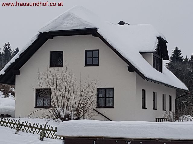 Helfenberg: Lichtdurchflutetes Knusperhäuschen am Waldrand auf großem Grundstück 
