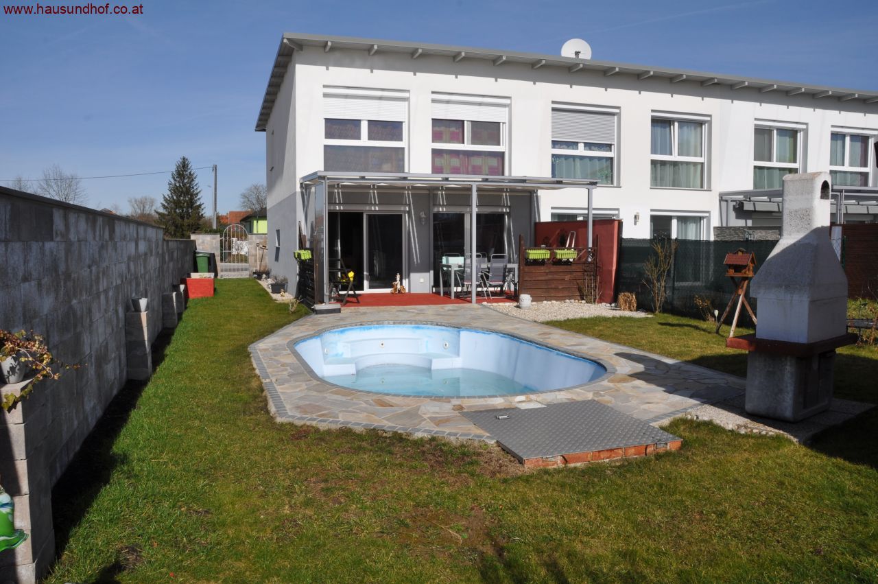 Pucking: Junges Eckreihenhaus mit Pool und tollem Garten minimale Heiz- und Betriebskosten 