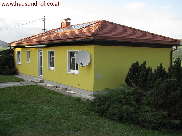 Peilstein: Vollunterkellerter Bungalow mit großem Garten und Aussichtsterrasse 