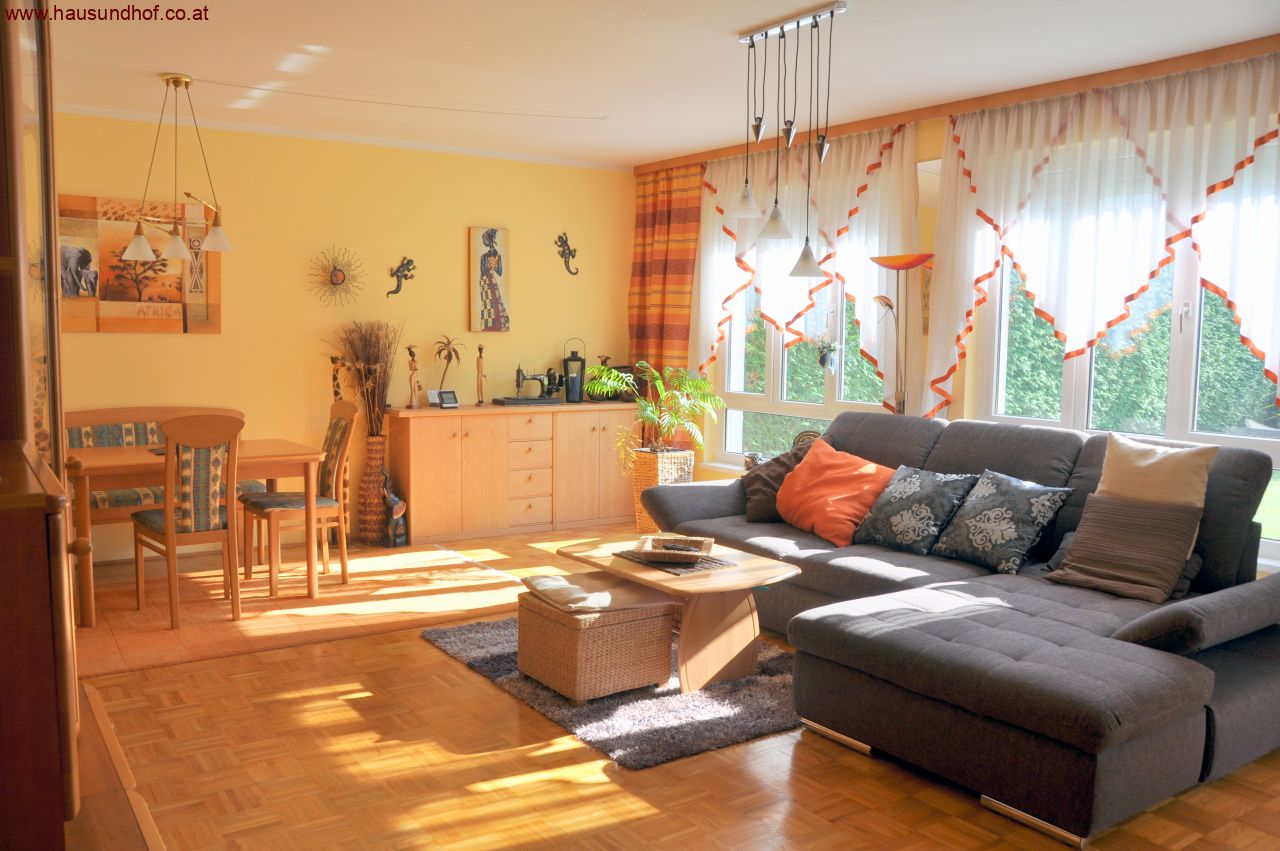 Ried in der Riedmark: Erdgeschosswohnung mit 220 m² Eigengarten und Garage 