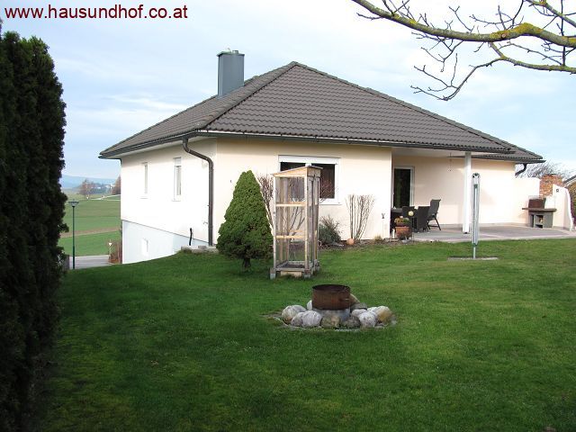St. Ulrich im Mühlkreis: Vollunterkellerter Bungalow mit grossem Garten 