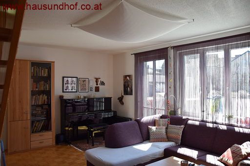 Ried in der Riedmark: Terrassenwohnung mit Hauscharakter im Zentrum 