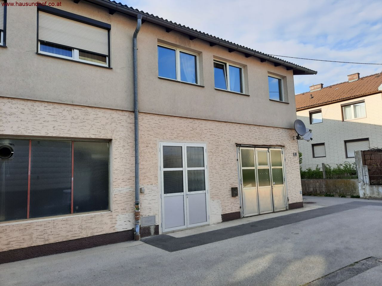 Leonding Doppl: 54 m² Halle mit WC und Küchenanschlüsse 