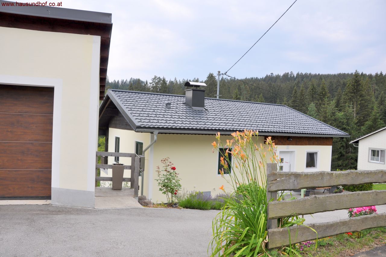 Zwettl: Ländliche Lage in einer Sackgasse mit unterkellerter Doppelgarage 