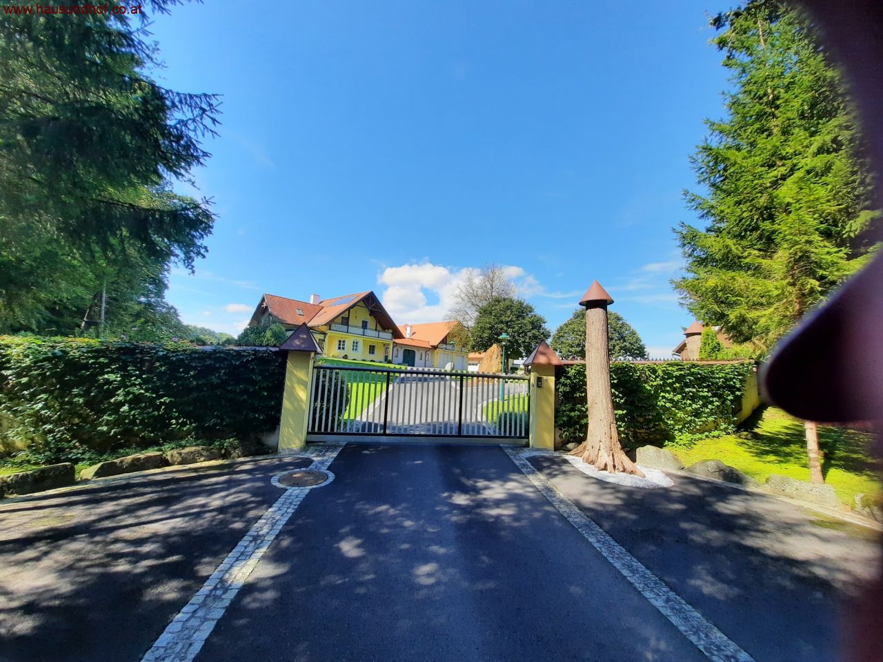 Buch-St. Magdalena: Imposant - Zufahrt endet beim Hof - 14 Garagen - 3,2 Hektar Grundstück 