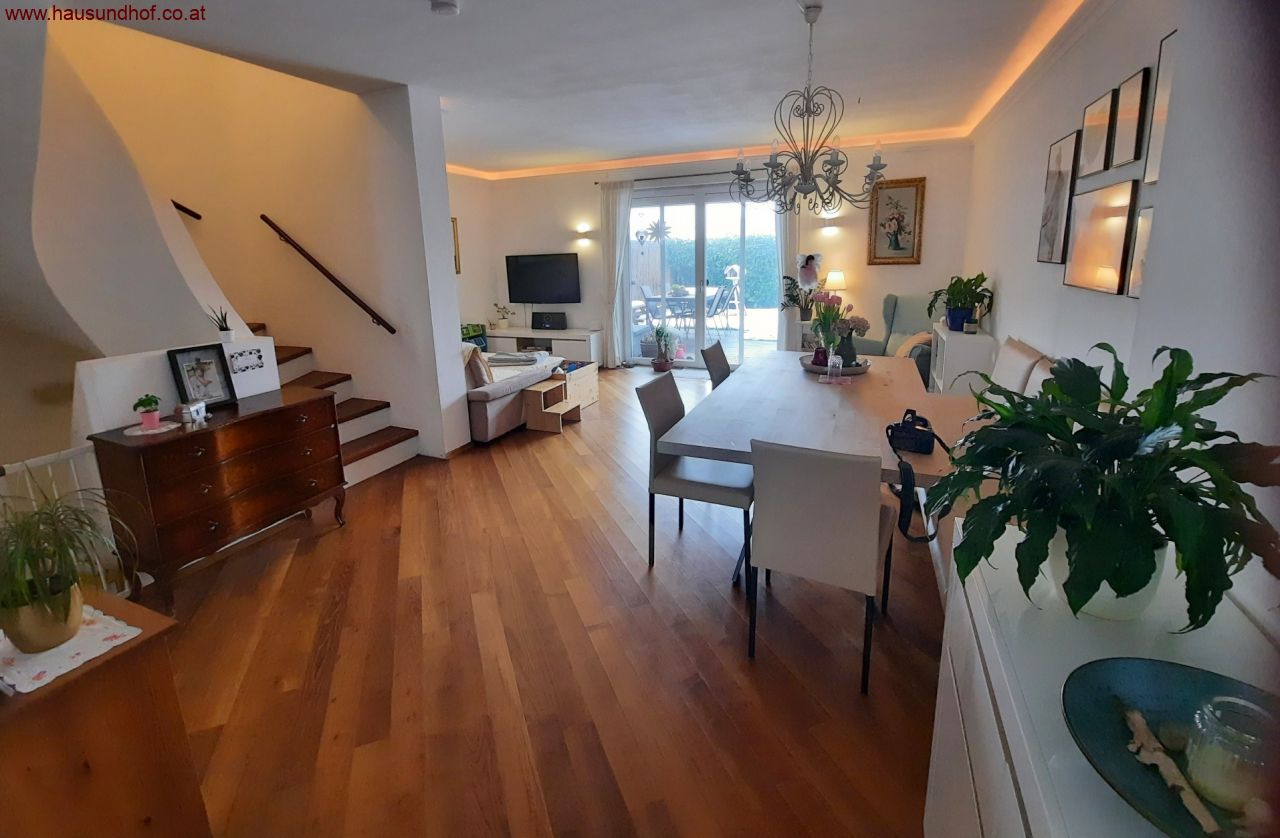 Luftenberg: Reihenhaus vollunterkellert mit Garage und zwei Stellplätze  