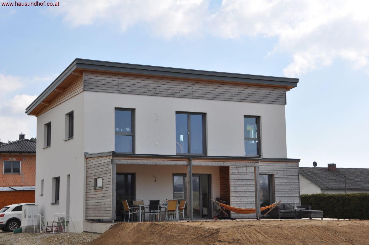 Alberndorf: 15 km von Linz-Auhof in ländlicher Siedlungsrandlage mit Doppelcarport und Geräteraum 