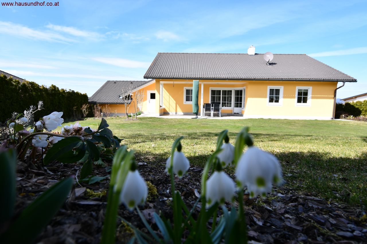 St. Ulrich im Mühlkreis: Vollunterkellertes, sonnig gelegenes Einfamilienhaus mit drei Garagen und großem Carport 