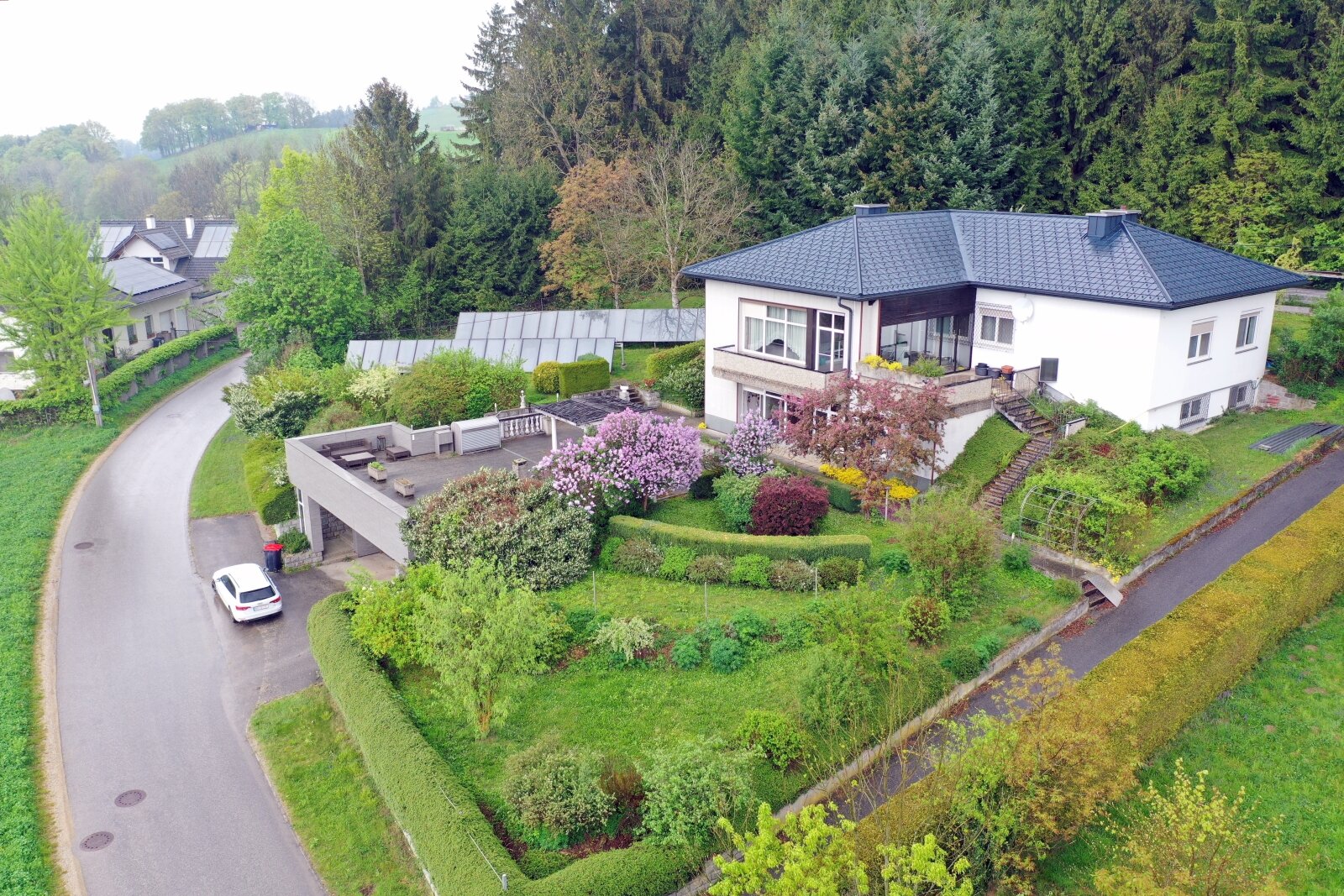 Puchenau: Imposantes Anwesen mit Donaublick: Zwei Grundstücke, zwei Wohneinheiten, monumentale Garage & exklusive Zufahrt 