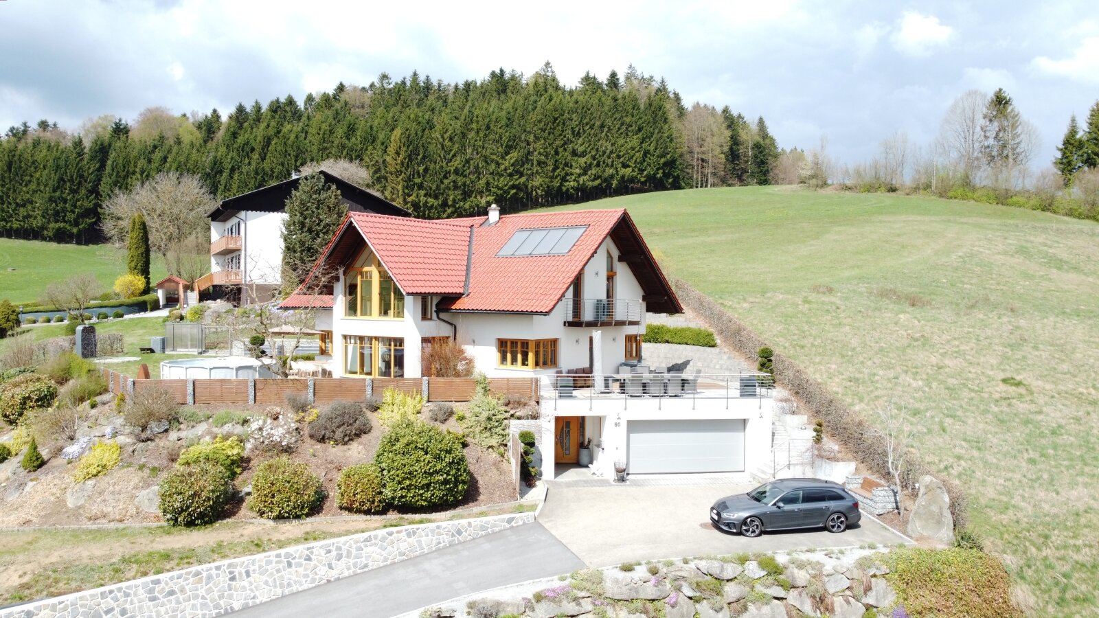 Architektur zum Wohlfühlen – Zuhause mit Galerie, großen Fensterflächen und Weitblick – Nähe Bayern 