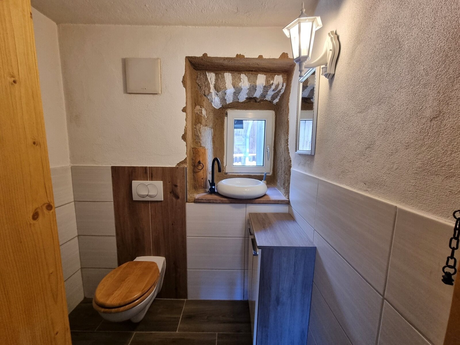 Badezimmer mit Dusche und WC Badezimmer mit Dusche und WC