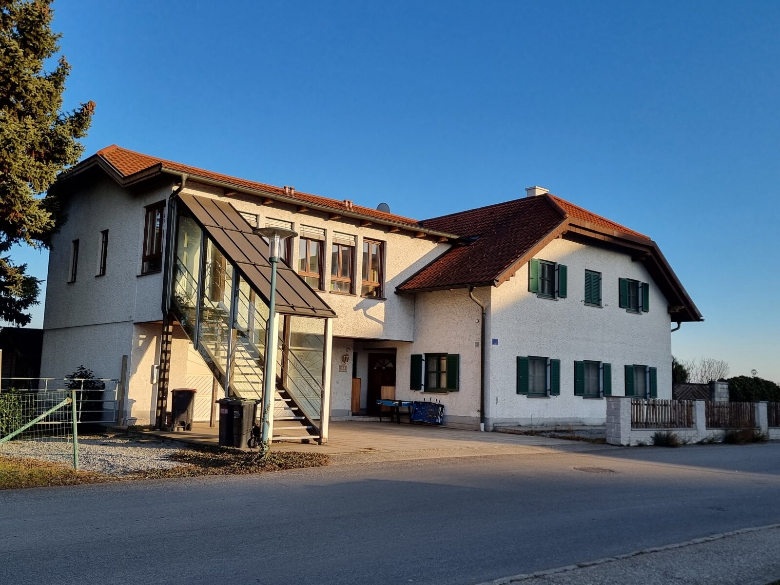 Die Wohnung erstreckt sich über das gesamte Obergeschoss des abgebildeten Hauses. Die Wohnung erstreckt sich über das gesamte Obergeschoss des abgebildeten Hauses.